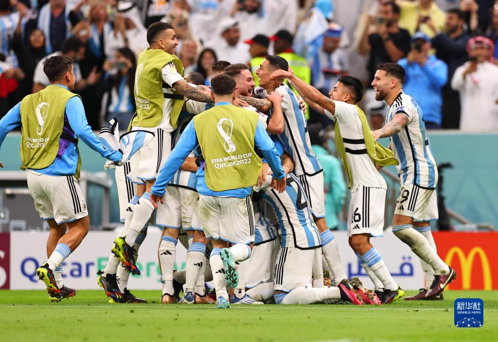 阿根廷队球员梅西在比赛中主罚点球得分后庆祝